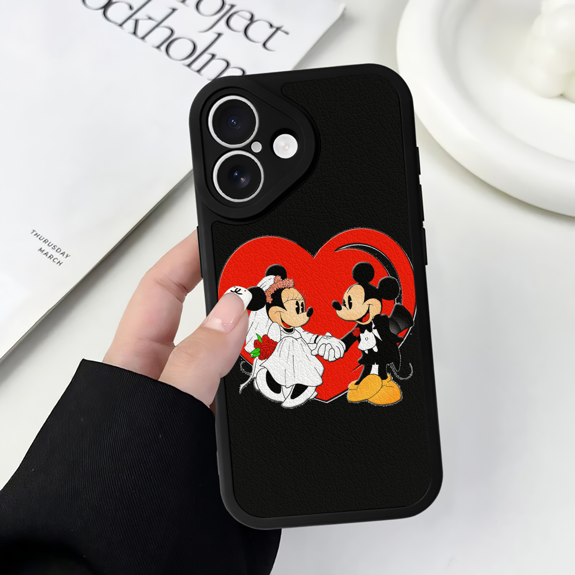 （画像用） ミッキーマウス Mickey Mouse 【iPhone 16シリーズ対応】シリコンスマホケース（レザー調） 材質：シリコン